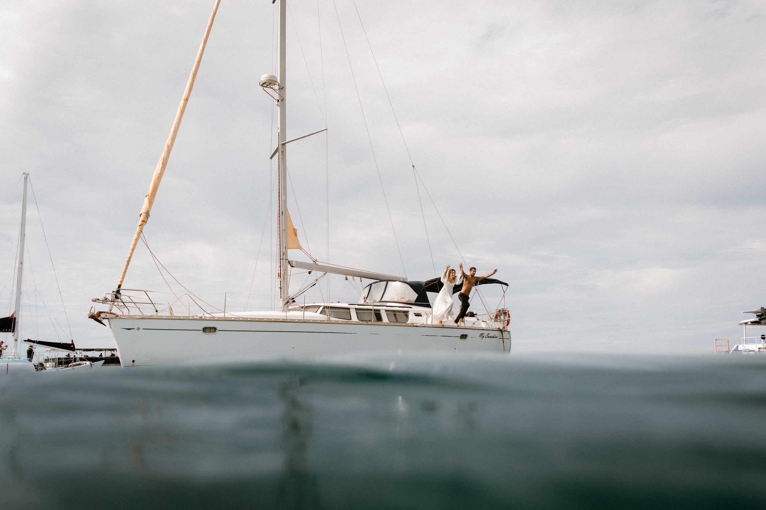 Guide to planning your wedding in Oahu, Hawaii | Tradewind Charters Sailboat Elopement
