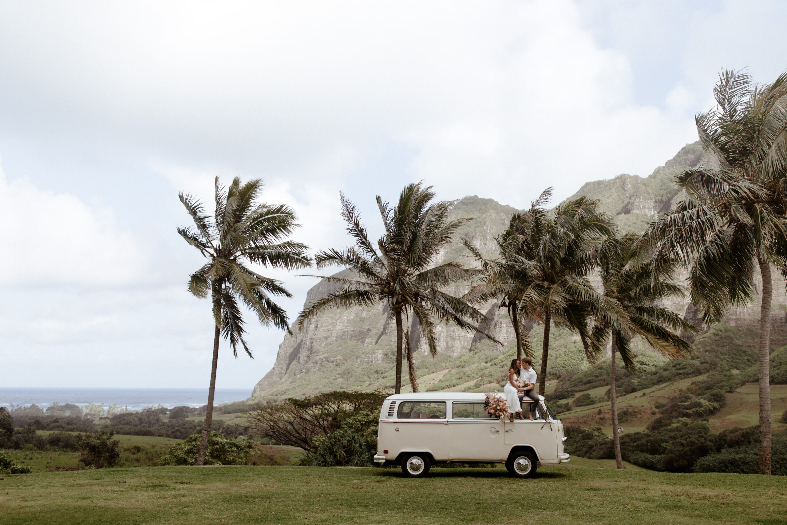 Guide to planning your wedding in Oahu, Hawaii | Hiking Elopement
