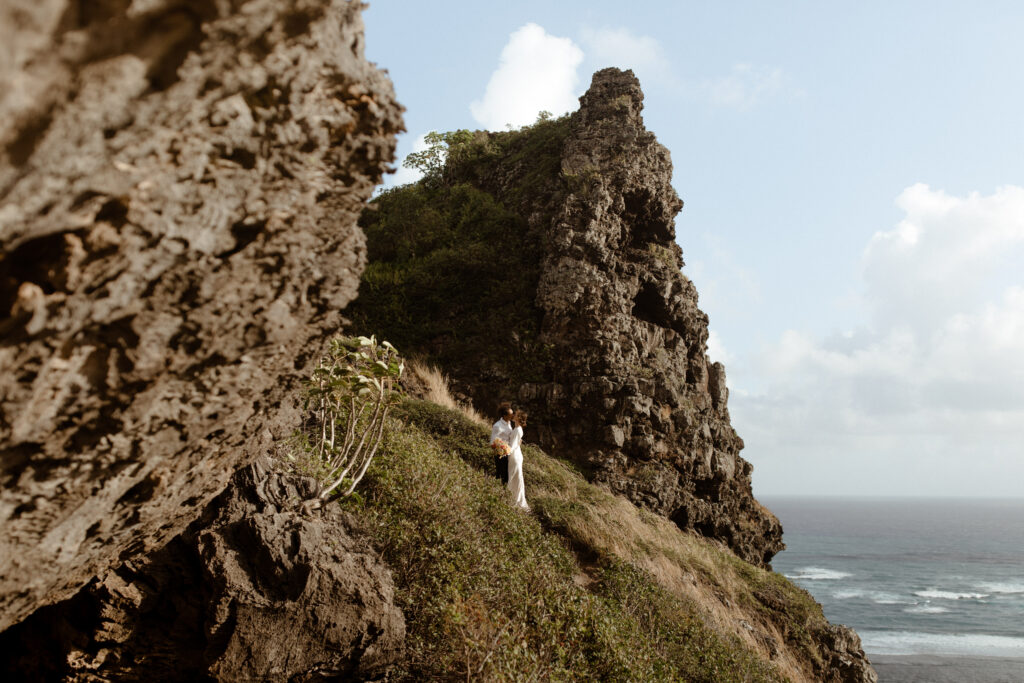 This Oahu sunrise elopement is the perfect warm, winter wedding inspiration... or any elopement inspiration!  